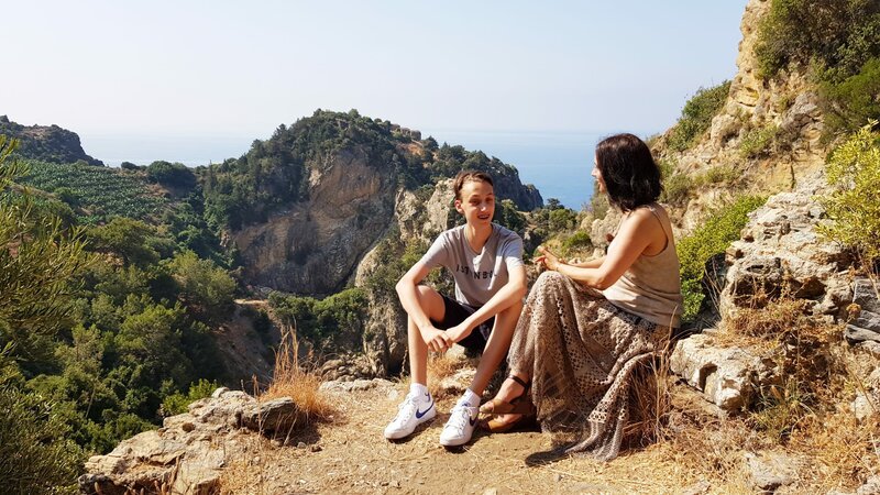 Filmemacherin Candan Six-?a?maz träumt von einem Haus am Meer in der Heimat ihrer Eltern an der türkischen Riviera. Es geht ihr nicht darum, aus Deutschland wegzugehen, sondern irgendwo anzukommen. – Bild: ZDF und Joanna Michna. Filmemacherin Candan Six-?a?maz träumt von einem Haus am Meer in der Heimat ihrer Eltern an der türkischen Riviera. Es geht ihr nicht darum, aus Deutschland wegzugehen, sondern irgendwo anzukommen. – Bild: ZDF und Joanna Michna.