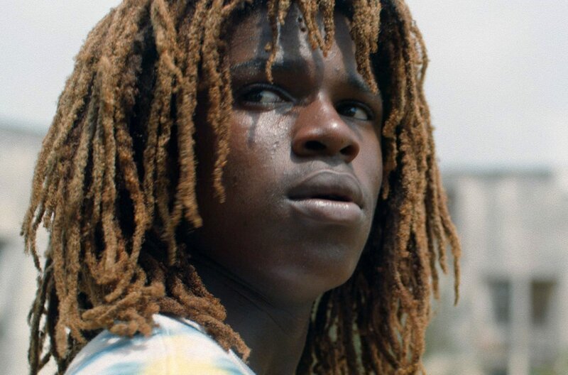 Der 16-jährige Rasta (Israël Essis Mel) lebt an der Elfenbeinküste und ist traumatisiert von dem bewaffneten Konflikt, der sein Heimatland nicht zur Ruhe kommen lässt. – Bild: ARTE France /​ © Sur les Toits Production/​Erwan Cloarec