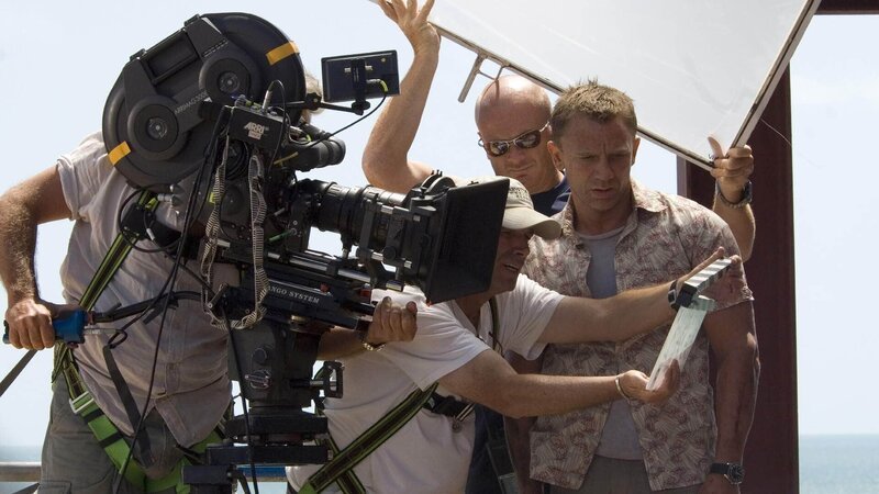Daniel Craig als James Bond (r.) bei den Dreharbeiten zu „Casino Royale“ Die Verwendung des sendungsbezogenen Materials ist nur mit dem Hinweis und Verlinkung auf TVNOW gestattet. – Bild: TVNOW /​ © 2021 Danjaq and MGM