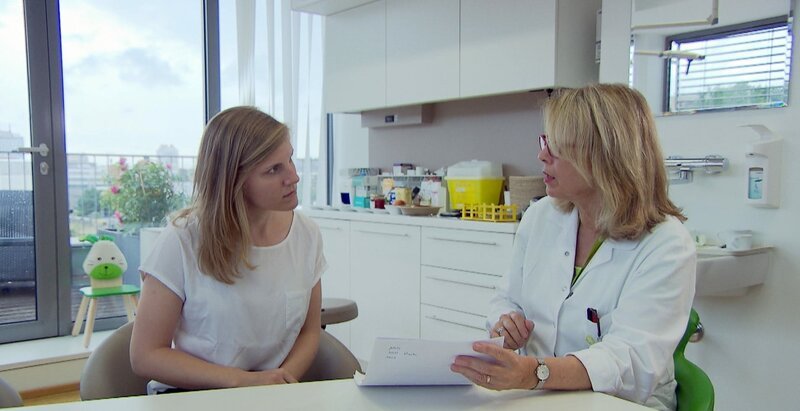 Eine Nussallergie ist laut Immunologin Erika Jensen-Jarolim die häufigste Lebensmittelallergie. – Bild: ORF/​Langbein & Partner
