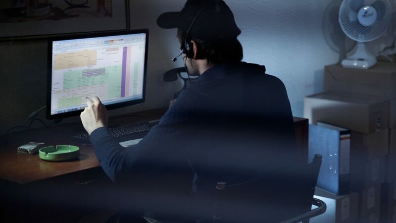 Cyber-Kriminelle nutzen illegale Daten für Betrug am Telefon. – Bild: ZDF und Stephan Thöne./​Stephan Thöne