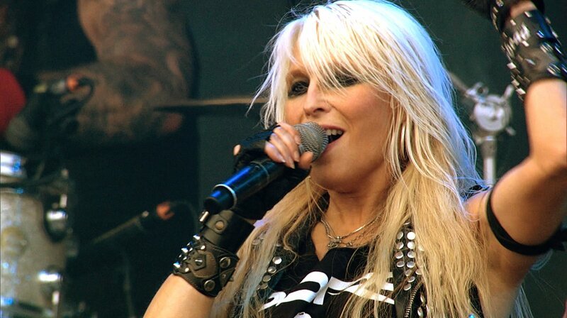 „Doro – The Queen Of Metal“ zeigt die Hardrocksängerin Doro Pesch, die sich treu geblieben ist und es schafft, sich im rauen Metal-Genre zu behaupten, um es mit ihrer positiven und mitreißenden Art zu bereichern – und das seit fast 40 Jahren. – Bild: WDR