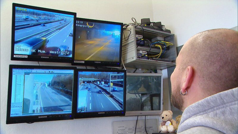 Auch per Videoüberwachung sorgen die Beamten dafür, dass Verbrecher nicht weit kommen. – Bild: BILD Auch per Videoüberwachung sorgen die Beamten dafür, dass Verbrecher nicht weit kommen. – Bild: BILD