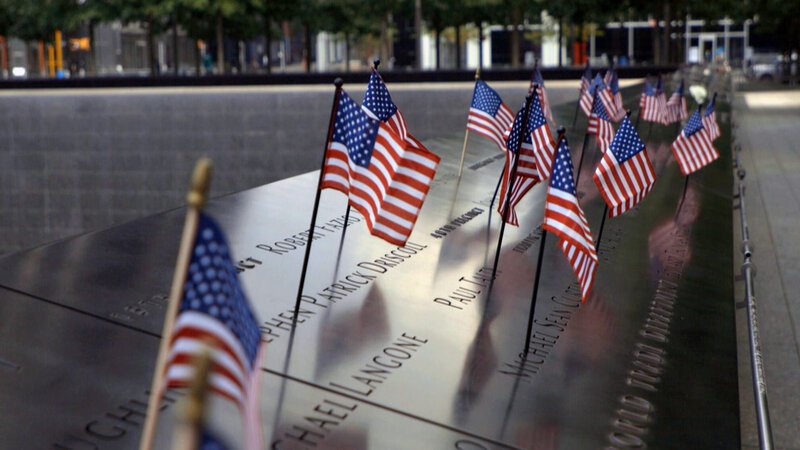Die Namen aller Opfer der Anschläge werden mit dem 9/​11 Memorial in New York geehrt. – Bild: BILD