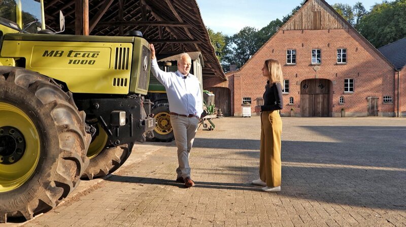 Johannes Röring, Mitglied des Bundestag und Landwirtschaftsfunktionär im Gespräch mit SR-Moderatorin Julia Lehmann auf dem landwirtschaftlichen Hof in Vreden. – Bild: ZDF und SR.