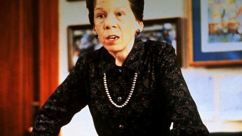 Linda Hunt als Schuldirektorin Miss Schlowski. – Bild: TVNOW