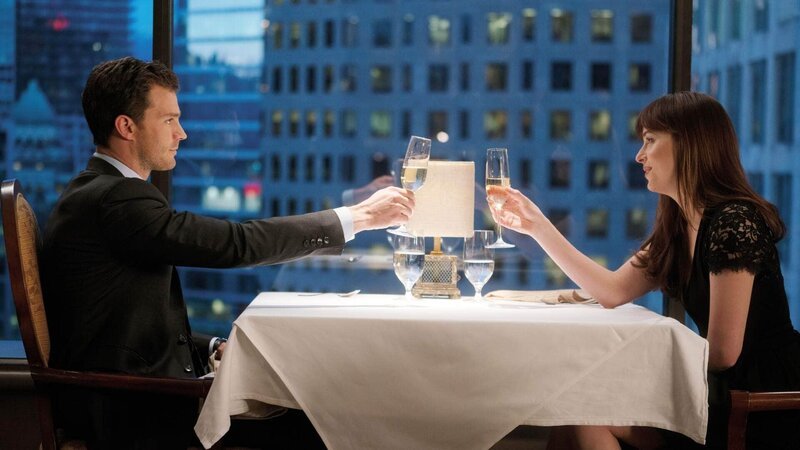 Anastasia Steele (Dakota Johnson) und Christian Grey (Jamie Dornan) geben sich noch eine Chance. – Bild: TVNOW /​ © 2017 Universal City Studios Productions LLLP.