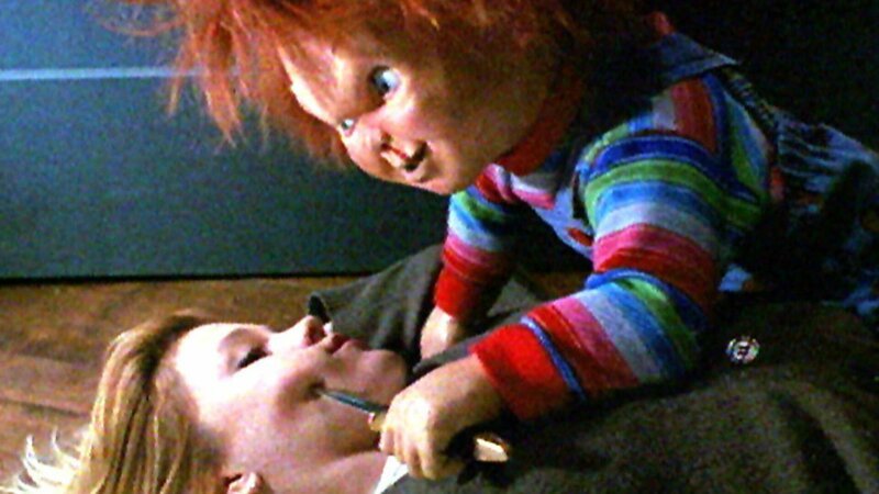 Der böse Chucky bedroht Kyle (Christine Elise) sogar mit dem Messer..Der bĂ¶se Chucky bedroht Kyle (Christine Elise) sogar mit dem Messer.. – Bild: RTL Zwei