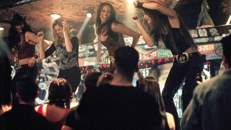 Die Mädels der „Coyote Ugly“ heizen dem Club ordentlich ein und begeistern mit ihrer Tanzeinlage auf der Theke. – Bild: (c) SUPER RTL