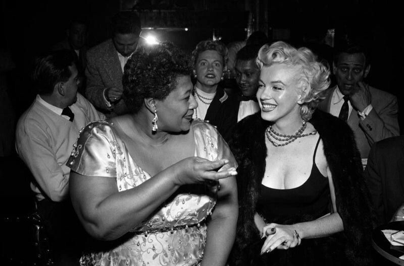 Ella Fitzgerald (vorne li.) und Marilyn Monroe (vorne re.) verband eine enge Freundschaft. – Bild: arte