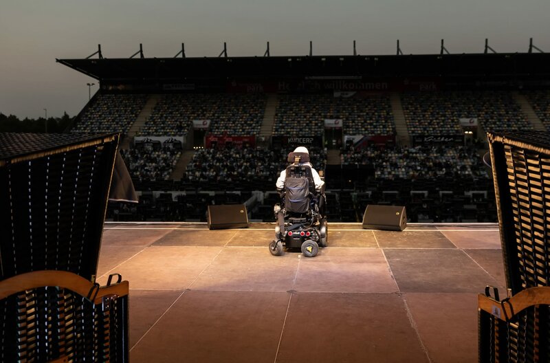 Carl Josef - StandUp im Rollstuhl – Bild: SASKIA STOICHEV /​ GERMAMY