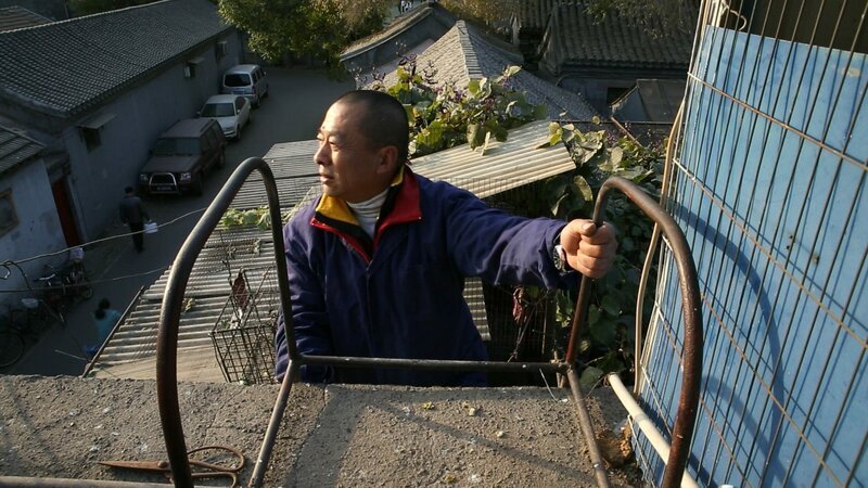 Der Pekinger Taubenzüchter Hou Yuzhi hat seinen Taubenschlag auf dem Dach seines kleinen Hauses in der Altstadt. – Bild: ZDF und Martin Gronemeyer