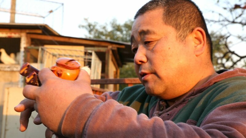 Der Pekinger Taubenzüchter Bao mit einer Taubenflöte – Bild: ZDF und Martin Gronemeyer Der Pekinger Taubenzüchter Bao mit einer Taubenflöte – Bild: ZDF und Martin Gronemeyer