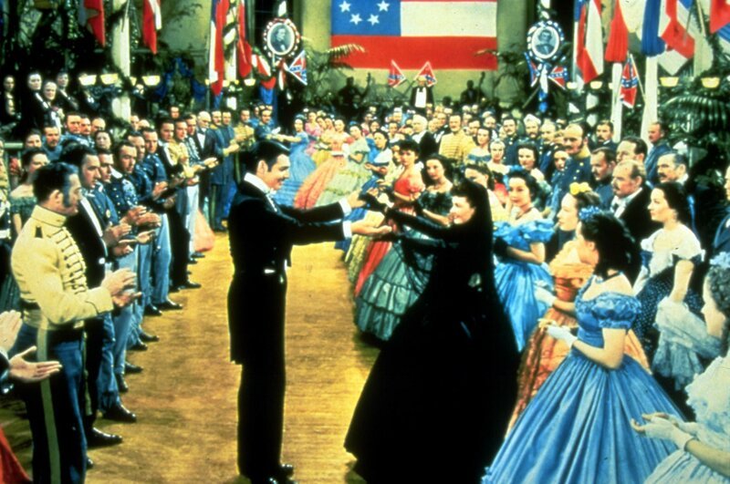 Immer wieder treffen Rhett Butler (Clark Gable, Mitte l.) und die eigensinnige Scarlett (Vivien Leigh, Mitte r.) aufeinander, doch die junge Frau erkennt nicht, dass der attraktive Draufgänger ihr sein Herz zu Füßen legt … – Bild: Metro-Goldwyn-Mayer (MGM) Lizenzbild frei