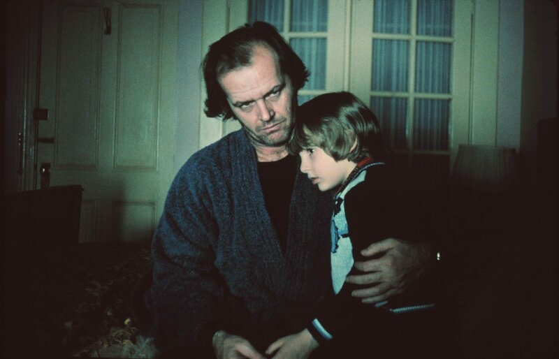 Für Jack (Jack Nicholson) gibt es immer noch lichte Momente, in denen er erkennt, was er seinem Sohn (Danny Lloyd) antut. – Bild: ATV II