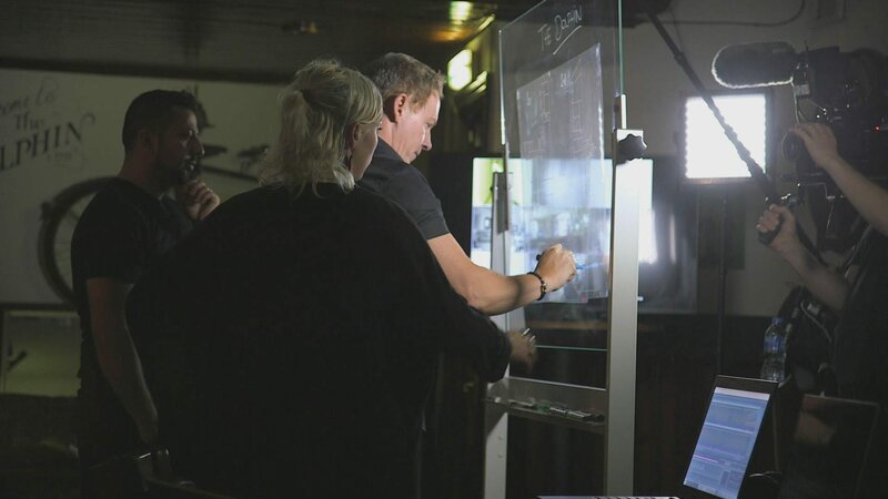 Chris, Sandy and Barry search the „Dolphin“ pub from the 18th century. – Bild: TLC