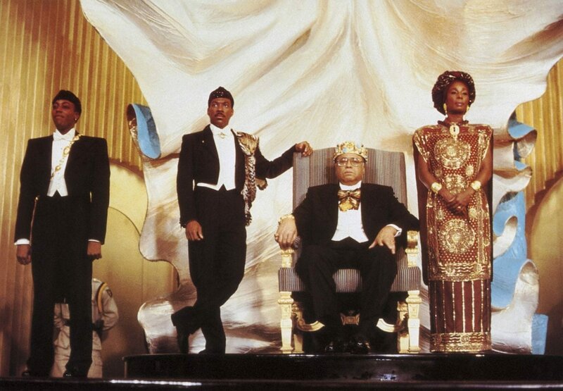 L-R: Semmi (Arsenio Hall), Prince Akeem (Eddie Murphy), King Jaffe Joffer (James Earl Jones) und Queen Aoleon (Madge Sinclair) – Bild: Kabel Eins