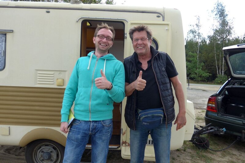 Robert P. (links) auf dem Campingplatz bei Klitten. Weiteres Bildmaterial finden Sie unter www.br-foto.de. – Bild: MDR/​BR/​MGS Filmproduktion/​Hans Albrecht Lusznat