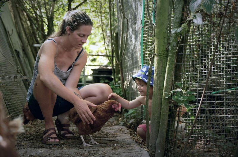 Auf der Farm hält die Familie einige Nutztiere und baut Gemüse an. Ein Windrad und ein Solarpanel sorgen für eine Grundversorgung mit Strom. – Bild: arte Auf der Farm hält die Familie einige Nutztiere und baut Gemüse an. Ein Windrad und ein Solarpanel sorgen für eine Grundversorgung mit Strom. – Bild: arte
