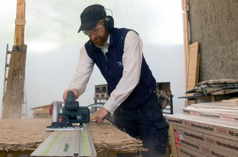 Torsten Galke verarbeitet Platten aus Rohrkolben für die Dämmung eines Tiny House. – Bild: NDR /​ © Julia Schwenn /​ © Julia Schwenn