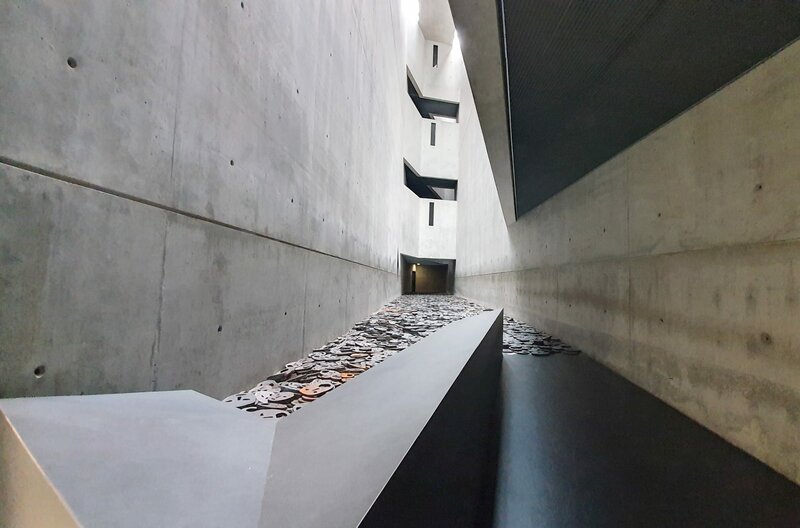 Das Werk „Schalechet“ vom jüdischen Bildhauer Menashe Kadishman im Jüdischen Museum Berlin – Bild: MDR / © Marina Farschid / © Marina Farschid Das Werk „Schalechet“ vom jüdischen Bildhauer Menashe Kadishman im Jüdischen Museum Berlin – Bild: MDR / © Marina Farschid / © Marina Farschid
