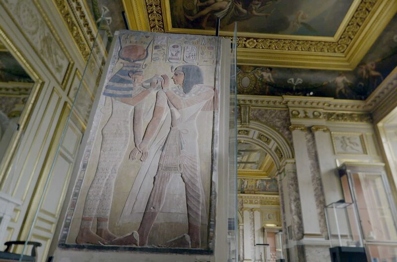 Altägyptisches Relief im Louvre, dargestellt sind Pharao Sethi I. und die Göttin Hathor – Bild: ARTE France /​ © Iliade Productions /​ © Iliade Productions
