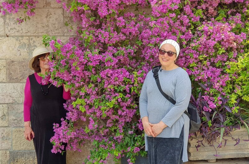 Angela (li.) und ihre Tochter Kati (re.) auf ihrer ersten gemeinsamen Reise nach Israel im Juni 2019 – Bild: arte