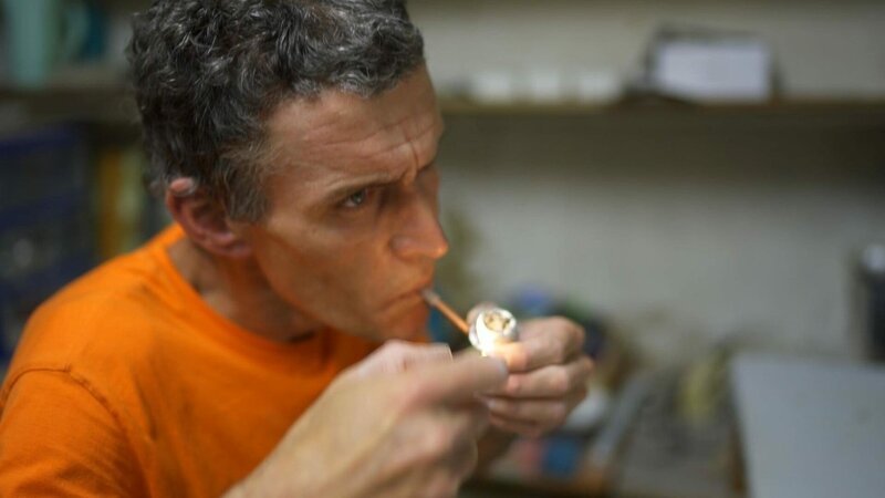 Tiago Parka raucht eine Crack-Pfeife. – Bild: ZDF und Frank Vieltorf./​Frank Vieltorf