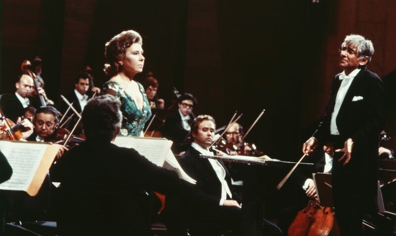 Leonard Bernstein mit dem Israel Philharmonic Orchestra und dem Solisten René Kollo und der Solistin Christa Ludwig. – Bild: ORF/​Unitel