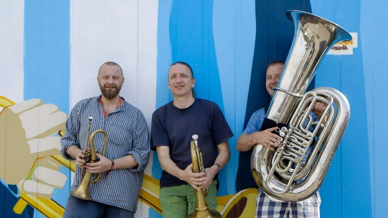 Bandmitglieder Mnozil Brass (v.l.n.r.) Thomas Gansch, Leonhard Paul, Albert Wieder. – Bild: ORF/​TV&More 2016