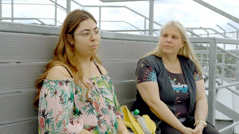 Diana (53 J., r) und Tochter Naomi (18 J.) sprechen über die Folgen des Suizidversuches der Mutter. – Bild: WDR/​wild films