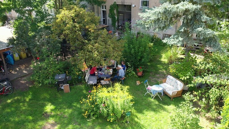 2017 haben die Mieter der Tuchmacherstraße in Potsdam ihr Haus selbst gekauft und es so dem Markt entzogen. – Bild: ZDF und Julian Wonn./​Julian Wonn