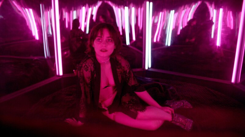Juris Traumfrau Nina (Vanessa Loibl) arbeitet in einem Nachtclub als Stripperin. – Bild: ZDF und Jieun Yi.