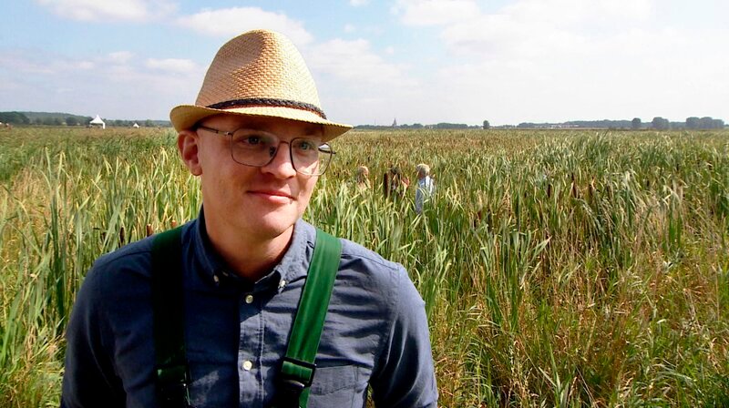 Moorbauer Henning Voigt will den Spagat zwischen Landwirtschaft und Klimaschutz schaffen. – Bild: NDR/Populärfilm Moorbauer Henning Voigt will den Spagat zwischen Landwirtschaft und Klimaschutz schaffen. – Bild: NDR/Populärfilm
