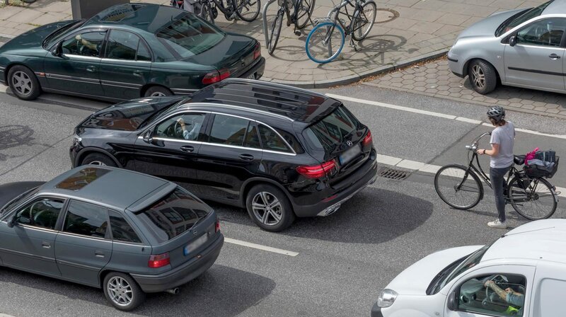 Viele Städte markieren Radstreifen zwischen parkenden Autos und Kfz-Spuren, wie hier in Hamburg. Doch die werden häufig von Kurzparkern blockiert. – Bild: NDR/​Güven Purtul
