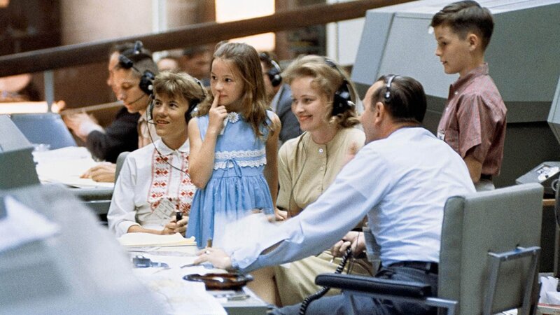 Mission Control - Helden aus der zweiten Reihe – Bild: RTL /​ © Gravitas Ventures Die Verwendung des Materials von RTL Deutschland ist nur zur redaktionellen Berichterstattung im Zusammenhang mit der Sendung unter Angabe der Credits/​Quellenangabe und Beach