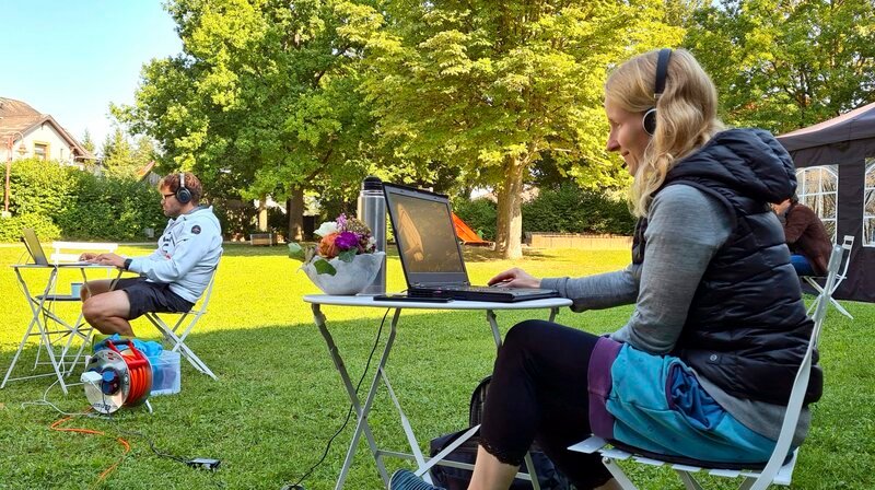 Im „Guten Haus“ können sich Junge und Alte mit ihren Talenten und Interessen vernetzten, es gibt Co-Working Spaces und Kinderbetreung. – Bild: HR/​Diana Deutschle