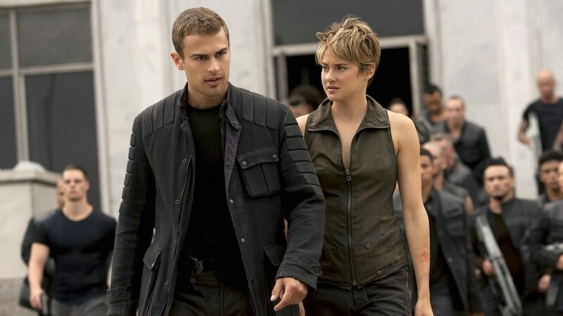 Tris (Shailene Woodley) und Four (Theo James) kämpfen in Chicago ums Überleben … – Bild: RTL Zwei