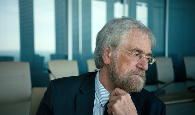 Wie wird Geld produziert? Eine simple Frage bringt Peter Praet, ehemaliger Chefvolkswirt der Europäischen Zentralbank, in Erklärungsnot. – Bild: ZDF und Dirk Lütter © Neue Visionen.