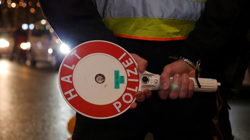 Gegen die illegalen Autorennen hilft vor allem eine erhöhte Polizeipräsenz auf den dicht befahrenen Straßen. – Bild: BILD