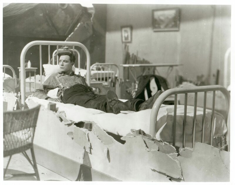 William Jr. (Buster Keaton) liegt nach einem Unfall im Krankenhaus, als ein mächtiger Sturm das ganze Gebäude zusammenfallen lässt. – Bild: ZDF und Bert Haines
