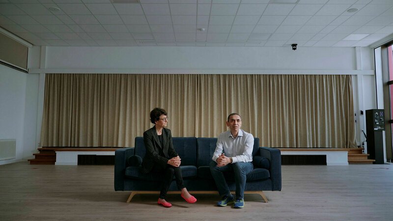 SRF DOK: Mit Lichtgeschwindigkeit zum Impfstoff – Das Projekt BioNtech
Gru¨nderpaar
SRF/​Luzius Mueller – Bild: SRF1