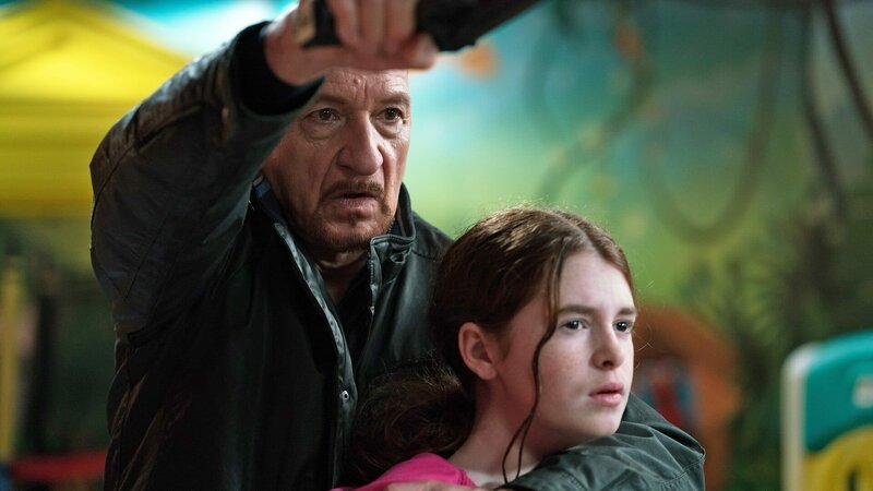 Killer Charlie (Ben Kingsley) hat Jamie (Katherine Mary de la Rocha) in seiner Gewalt.. – Bild: RTL Zwei