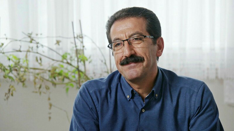 SRF DOK: Von der grossen Politbühne zum Leben als Flüchtling Lami Özgen war Präsident des Gewerkschaftsbunds KESK mit rund 240 000 Angestellten im öffentlichen Sektor SRF – Bild: SRF1 SRF DOK: Von der grossen Politbühne zum Leben als Flüchtling Lami Özgen war Präsident des Gewerkschaftsbunds KESK mit rund 240 000 Angestellten im öffentlichen Sektor SRF – Bild: SRF1
