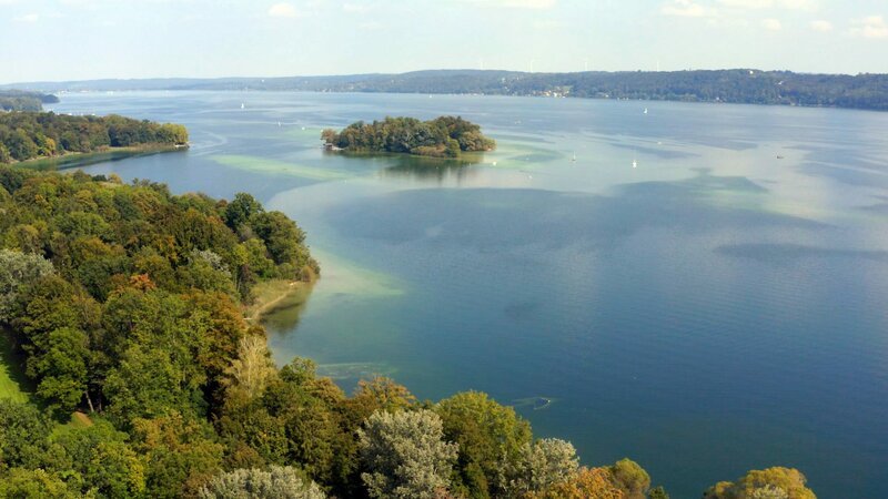 Aufgewachsen am Starnberger See. In den Sommermonaten war sie recht frei. – Bild: ORF/​Red Monster Film