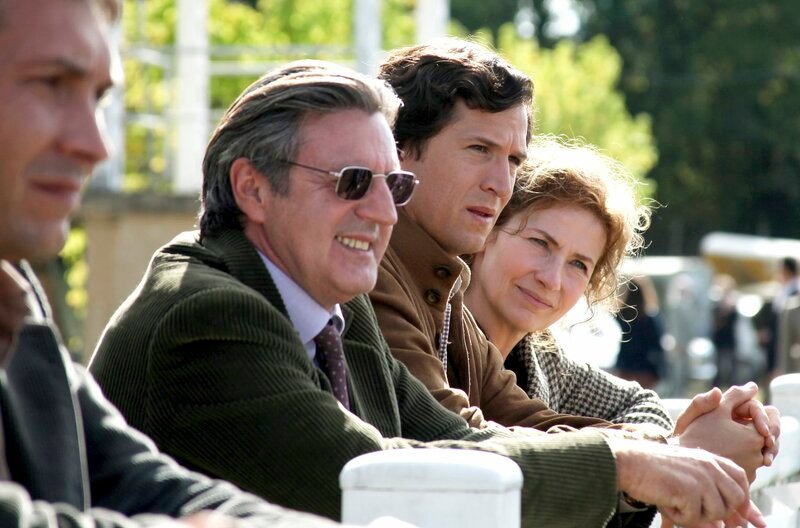 Zugunsten der Pferdebegeisterung ihres Sohnes Pierre (Guillaume Canet, 2.v.r.) haben Vater Serge (Daniel Auteuil, 2.v.l.) und Mutter Arlette (Marie Bunel) den Weinbau aufgegeben. – Bild: MDR/Koch Media Zugunsten der Pferdebegeisterung ihres Sohnes Pierre (Guillaume Canet, 2.v.r.) haben Vater Serge (Daniel Auteuil, 2.v.l.) und Mutter Arlette (Marie Bunel) den Weinbau aufgegeben. – Bild: MDR/Koch Media
