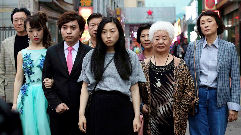The Farewell Awkwafina als Billi Wang (M.), dahinter Tzi Ma als Vater Haiyan Wang, Diana Lin als Mutter Jian Wang (rechts aussen). SRF/​2016 Casi M. – Bild: SRF1