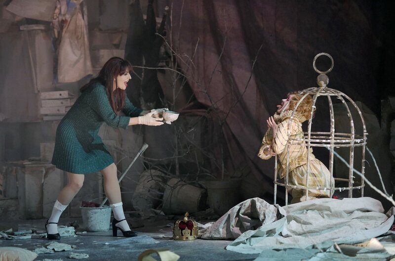 Dshamilja Kaiser als Lady Macbeth (li.) und Marie Smolka als Kind (re.) in Lorenzo Fioronis Inszenierung von “Macbeth Underworld“ – Bild: arte