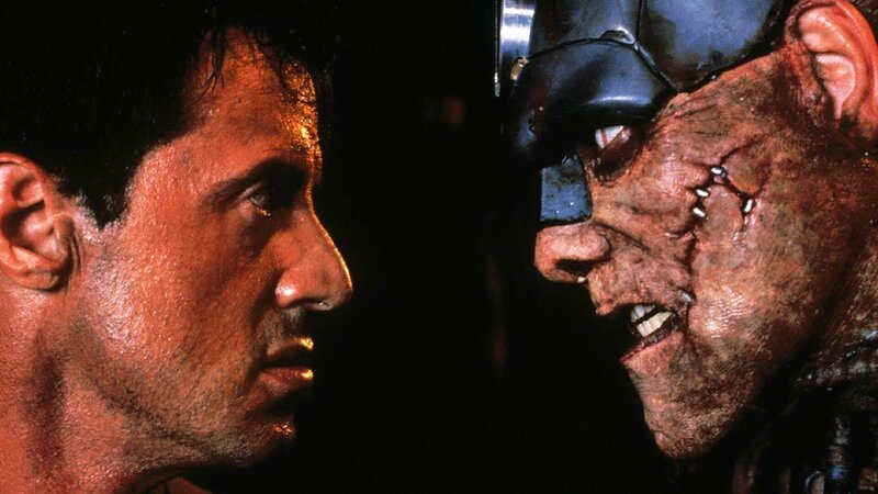 Judge Dredd (Sylvester Stallone, li.) legt sich mit der Kampfmaschine (Chris Adamson) an. – Bild: RTL Judge Dredd (Sylvester Stallone, li.) legt sich mit der Kampfmaschine (Chris Adamson) an. – Bild: RTL