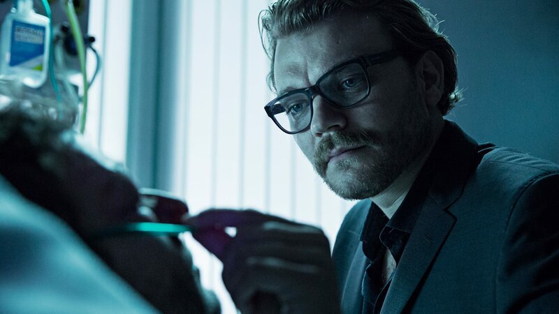 Ditlev Pram (Pilou Asback) erpresst den Liebhaber (Dan Zahle) seiner Frau. – Bild: ZDF und Chris Geisnaes. Ditlev Pram (Pilou Asback) erpresst den Liebhaber (Dan Zahle) seiner Frau. – Bild: ZDF und Chris Geisnaes.